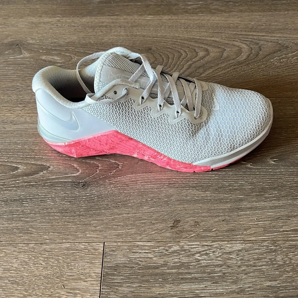 Nike Women’s Metcon 5 platinum grey/pink - Picture 2 of 6